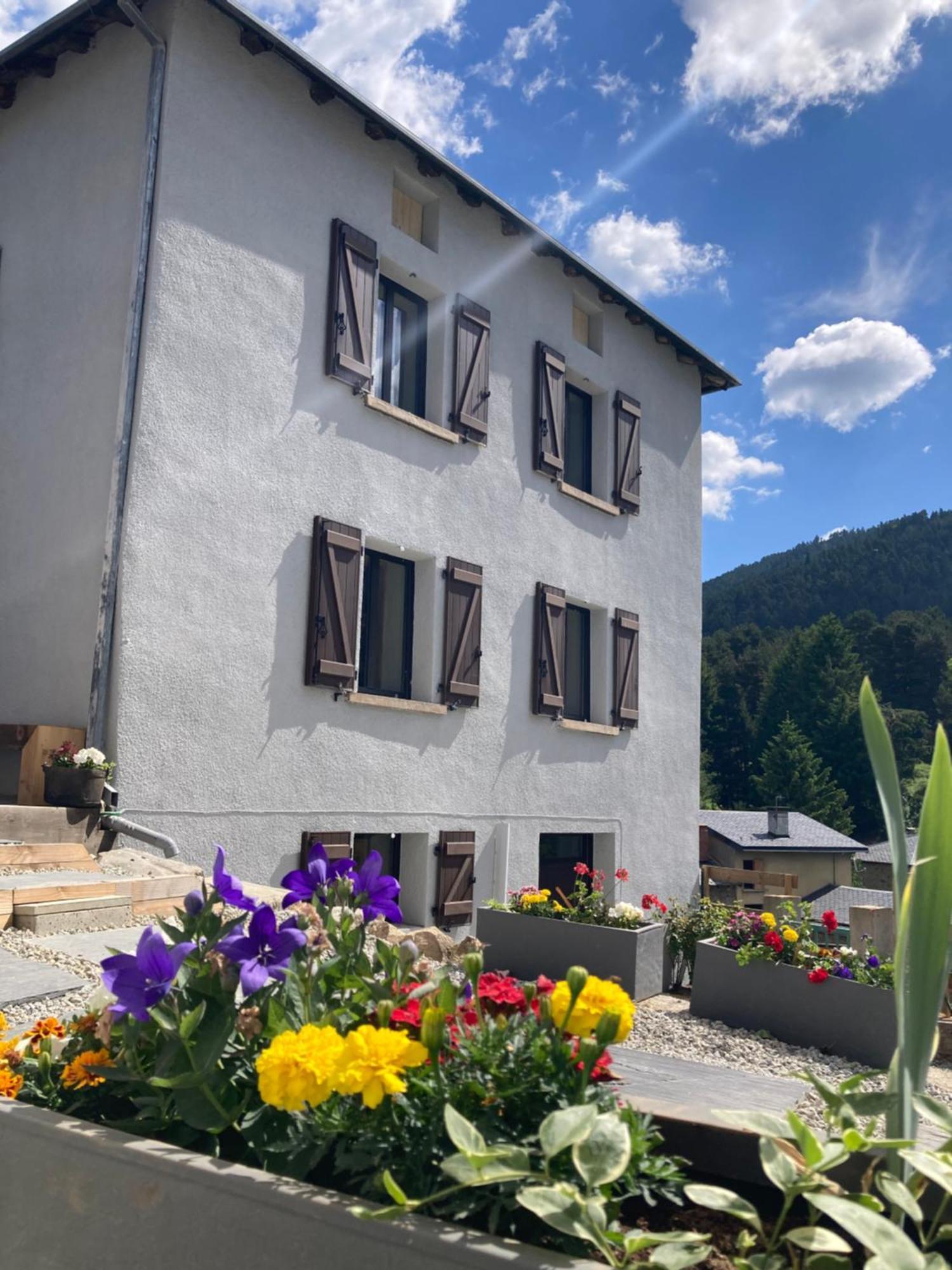 Maison Canelle Le Clos Des Ours Matemale Exterior photo